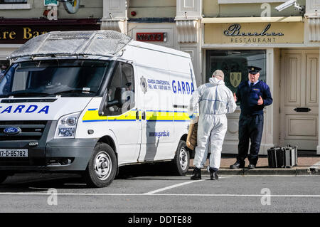 Bailieborough, County Cavan, Irland, 6. September 2013 - zwei Garda Offiziere vor The Square Bar, wo der noch-Ehemann der 54 Jahre alte Patricia Kierans verbarrikadiert sich mit einer Pistole für 8 Stunden nach der Entdeckung von ihr Körper Credit: Stephen Barnes/Alamy Live News Stockfoto