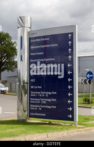 Wayfinding Zeichen in Silverstone Motor Racing Ciruit. Stockfoto