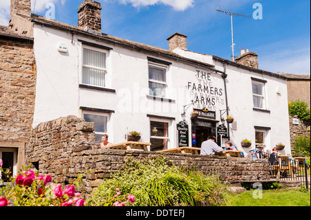 Die Farmers Arms Pub mit Menschen draußen bei Muker im Swaledale, North Yorkshire, England, Großbritannien, Uk Stockfoto