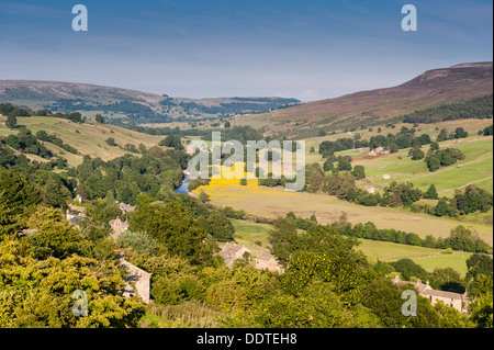 Blick hinunter auf Low Row und die Fluß Senke im Swaledale, North Yorkshire, England, Großbritannien, Uk Stockfoto