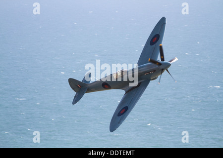 RAF Spitfire fliegen während der Airbourne Luftfahrt Anzeige in Eastbourne, Sussex UK Stockfoto