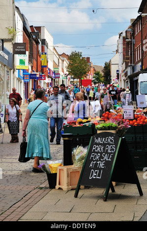 Blick hinauf Castle Street, die Hauptstraße in Hinckley, Stockfoto
