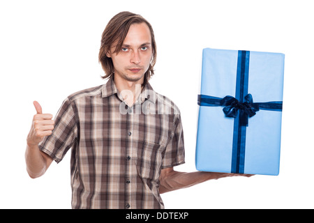 Ernster Mann großen blauen Geschenk Box zeigt Daumen hochhalten, isoliert auf weißem Hintergrund Stockfoto