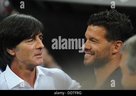 München, Deutschland. 06. September 2013. Deutschlands Bundestrainer Joachim Löw (L) und ehemalige deutsche Teamkapitän Michael Ballack miteinander reden vor der FIFA WM 2014 Qualifikationsgruppe C Fußball match zwischen Deutschland und Österreich in Allianz Arena in München, 6. September 2013. Foto: Andreas Gebert/Dpa/Alamy Live-Nachrichten Stockfoto