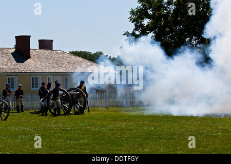 Re-Inszenierung des Krieges von 1812 Fort George Niagara auf dem Lake Ontario Kanada Kanone gefeuert Stockfoto