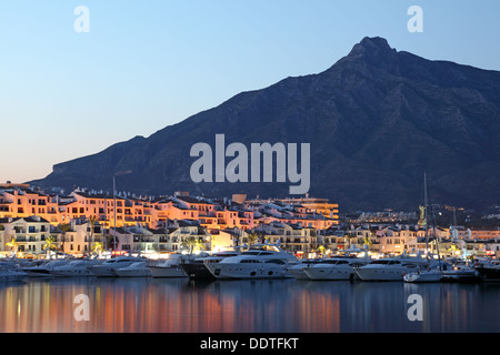 Puerto Banus in der Abenddämmerung, Jachthafen von Marbella, Spanien Stockfoto