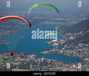 DE - Bayern: Hängegleiter hoch über See Tegernsee Stockfoto