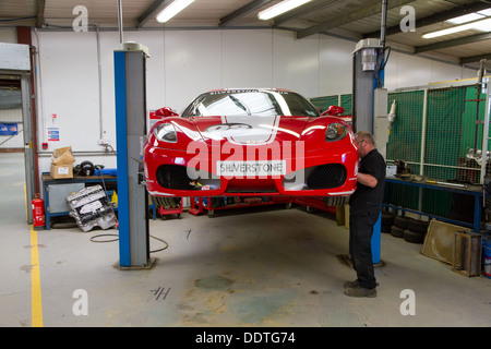 Mechaniker arbeiten auf einem Ferrari F430 Track Auto in der Garage am Rennen in Silverstone. Stockfoto