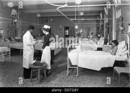 Der weibliche medizinische Abteilung Montague Krankenhaus, Mexborough, South Yorkshire, 1959.  Künstler: Michael Walters Stockfoto