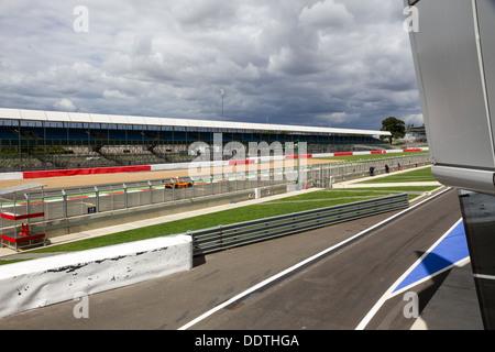 Start / Ziel gerade bei Rennen in Silverstone, einschließlich der Tribüne und Pit Lane, entnommen dem Podium. Stockfoto