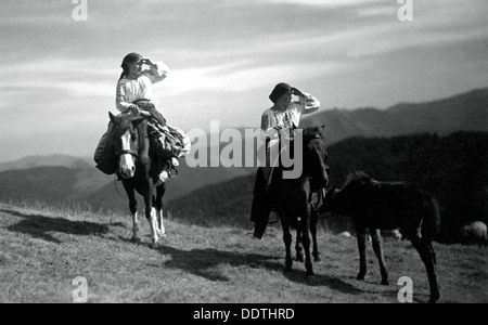 Zwei Frauen auf dem Pferderücken, Bistrita Tal, Moldawien, Nord-Ost Rumänien, c1920-c1945. Künstler: Adolph Chevalier Stockfoto