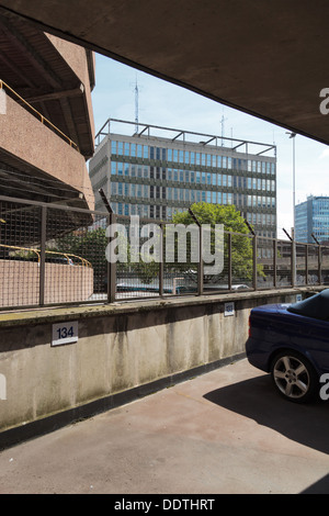 1960er Jahren konkrete Parkplatz im Zentrum von Bristol mit Blick auf moderne Bürogebäude. Stockfoto