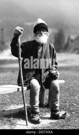 Alter Mann sitzt auf einer Bank, Bistrita Tal, Moldawien, Nord-Ost Rumänien, c1920-c1945. Künstler: Adolph Chevalier Stockfoto