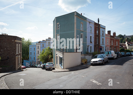 Eine Ecke auf einer steilen gekrümmte Straße in Hotwells, Clifton, Bristol mit Terrassen von bunten Häuser Regency. Stockfoto