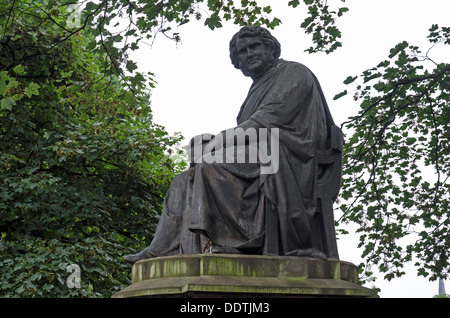 Denkmal für Sir James Young Simpson, 1st Baronet (7. Juni 1811 - 6. Mai 1870) in die Princes Street Gardens und Edinburgh. Stockfoto