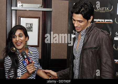 Durban, Südafrika. 5. September 2013. Bollywood star Sidharth Malhotra ist von der tv9 Suman Dubey in Durban, Südafrika, interviewt wo er Südafrika Indien Film und Television Awards teilnimmt. Bild: Giordano Stolley/Alamy Live-Nachrichten Stockfoto