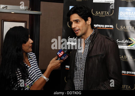 Durban, Südafrika. 5. September 2013. Bollywood star Sidharth Malhotra ist von der tv9 Suman Dubey in Durban, Südafrika, interviewt wo er Südafrika Indien Film und Television Awards teilnimmt. Bild: Giordano Stolley/Alamy Live-Nachrichten Stockfoto