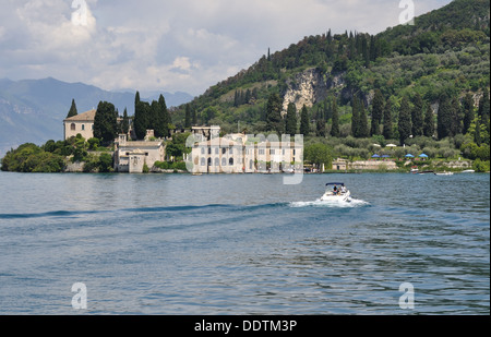 Die Punta San Vigilio, mit dem 13. Jahrhundert der Kirche, Hotel Locanda San Vigilio und Villa Brenzone am Gardasee, Italien. Stockfoto