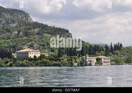 Die Punta San Vigilio, mit dem 13. Jahrhundert der Kirche, Hotel Locanda San Vigilio und Villa Brenzone am Gardasee, Italien. Stockfoto