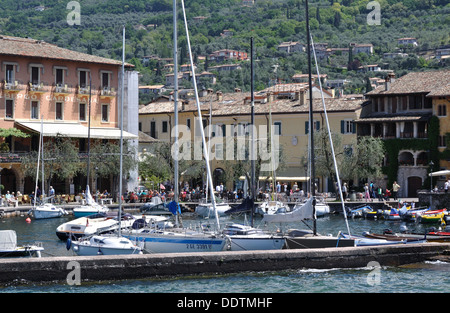 Der kleine Hafen von Torri del Benaco am Ostufer des Gardasees. Stockfoto