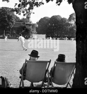 Cricket-Match auf Kew Green, Greater London, 1962-1964. Künstler: John Gay Stockfoto