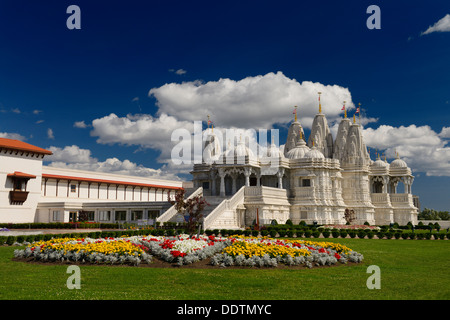 Baps Shri swaminarayan Mandir Hindu Tempel Komplex mit Garten Blumen an einem sonnigen Nachmittag Toronto Stockfoto