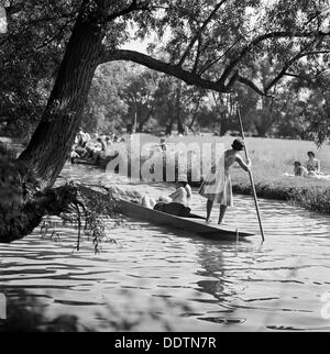 Bootfahren auf dem Fluss Cam in der Nähe von Grantchester, Cambridgeshire, 1960. Künstler: John Gay Stockfoto