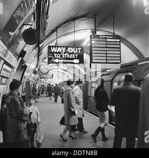 Piccadilly Circus Station, London, 1960-1965. Künstler: John Gay Stockfoto