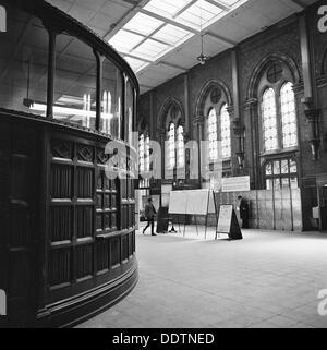 Der Buchung Hall, St Pancras Station, London, 1960-1972. Künstler: John Gay Stockfoto