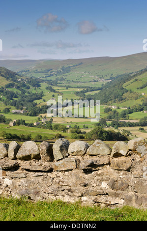 Nachschlagen von Swaledale in Richtung Gunnerside aus Whitaside Moor. Stockfoto