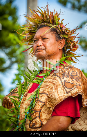 Ein Mann, gekleidet in traditionellen polynesischen Kostüm beteiligt sich an einer Parade als Bestandteil der Einsetzung der Makirau Haurua, Aitutaki Stockfoto