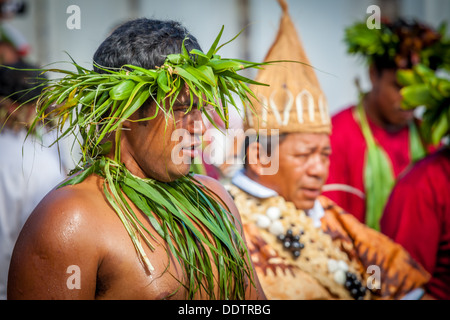 AITUTAKI - traditionellen polynesischen Kostüm während der Parade der Amtseinführung von Makirau Haurua in Cook Inseln Stockfoto