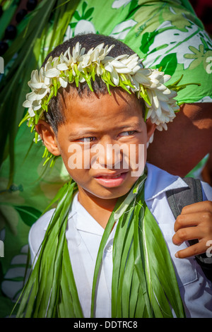 AITUTAKI - Junge in traditionellen polynesischen Kostüm während der Parade der Amtseinführung von Makirau Haurua - Cook Inseln Stockfoto