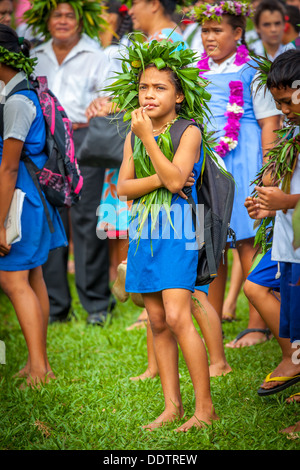 AITUTAKI - Junge Mädchen in traditionellen polynesischen Kostüm während der Parade der Amtseinführung von Makirau Haurua in Cook Inseln Stockfoto