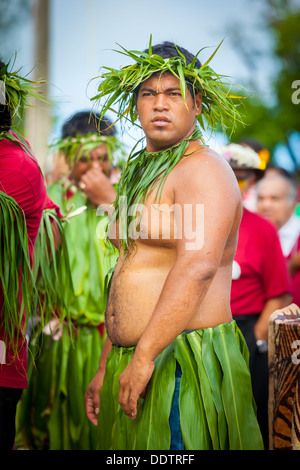 AITUTAKI - traditionellen polynesischen Kostüm während der Parade der Amtseinführung von Makirau Haurua in Cook Inseln Stockfoto