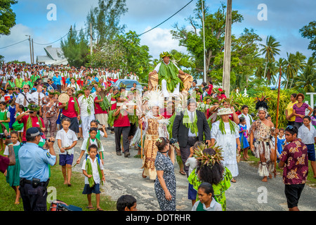 AITUTAKI - Makirau Haurua in traditioneller Tracht auf einem Thron während seiner Investitur - Cook Inseln, Südpazifik Stockfoto