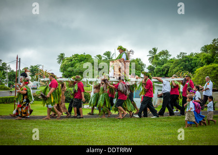 COOK INSELN - Makirau Haurua in traditioneller Tracht auf Thron durchgeführt wird, während der investitur - Aitutaki, Südpazifik Stockfoto