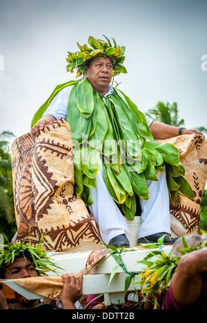 COOK INSELN - Makirau Haurua in traditioneller Tracht auf Thron durchgeführt wird, während der investitur - Aitutaki, Südpazifik Stockfoto