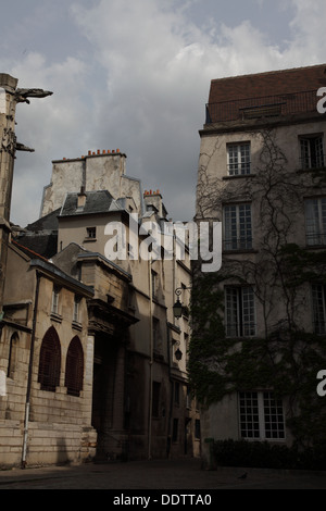 Eine besonders malerische Münze: der kleine Ort auf der Rückseite der Kirche Saint Gervais im mittleren Alter Teil von Paris, dem Marais Stockfoto