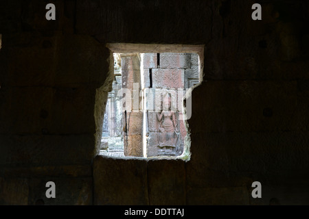 Ein Apsara draußen vor dem Fenster der Tempel in Angkor Thom, Siem Reap, Kambodscha Stockfoto