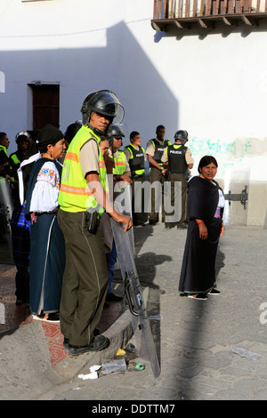 Bereitschaftspolizei mit combat Schilde im Standby-Modus bei Inti Raymi Festival in Cotacachi, Ecuador Stockfoto