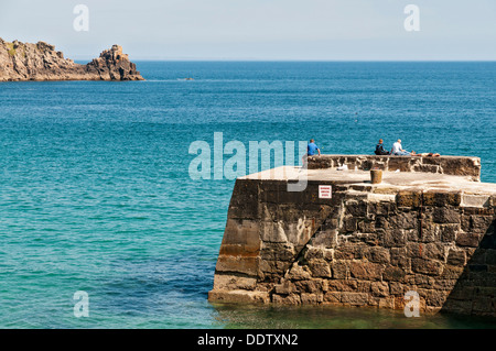 Großbritannien, England, Cornwall, später Bucht, Fischern am Kai Stockfoto