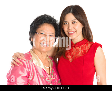 Chinese New Year Festival. Glückliche asiatische chinesische senior Mutter und Erwachsene Tochter Stand isolierten auf weißen Hintergrund Stockfoto