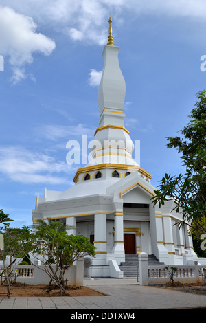 Weiße und Goldene Pagode am Tum Pra Toon Tempel Wat - Pattaya Stockfoto