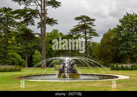 Die restaurierten Roundel Statue und Teich mit Wasser Düsen in den Gärten von Blenheim Palace, Woodstock, Oxfordshire. Stockfoto