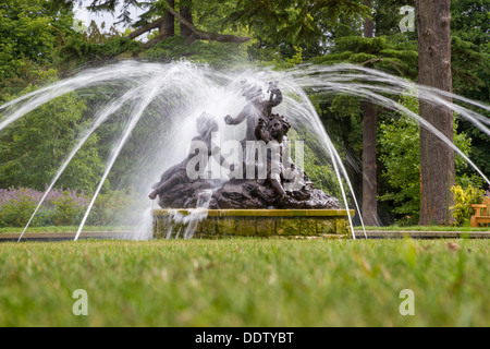 Die restaurierten Roundel Statue und Teich mit Wasser Düsen in den Gärten von Blenheim Palace, Woodstock, Oxfordshire. Stockfoto