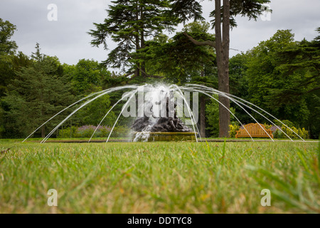 Die restaurierten Roundel Statue und Teich mit Wasser Düsen in den Gärten von Blenheim Palace, Woodstock, Oxfordshire. Stockfoto