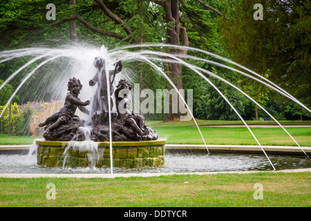 Die restaurierten Roundel Statue und Teich mit Wasser Düsen in den Gärten von Blenheim Palace, Woodstock, Oxfordshire. Stockfoto