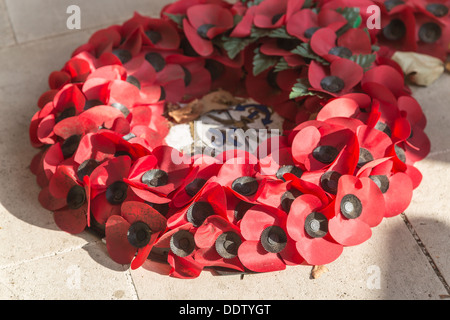 Kranz aus traditionellen rote Mohnblumen der Gedenktag an den Commonwealth-Memorial-Toren in Constitution Hill, London, UK Stockfoto