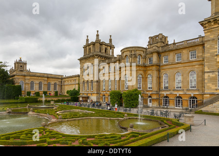 Blenheim Palace aus der oberen Wasserterrasse. Woodstock, Oxfordshire, England Stockfoto